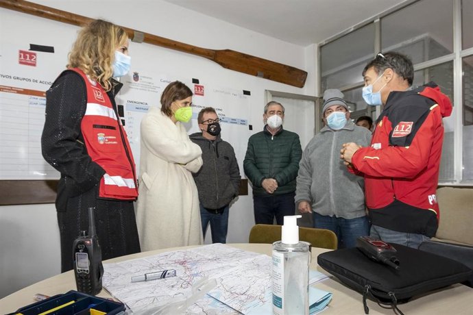 La consejera de Presidencia, Interior, Justicia y Acción Exterior, Paula Fernández Viaña, y la directora general de Interior, Jezabel Morán, en el puesto de mando avanzado que coordina la búsqueda del joven desaparecido