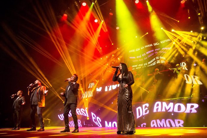 Varios cantantes durante el pase gráfico del espectáculo en torno a la figura de Camilo Sesto Vivir así es morir de amor  en el Teatro Calderón de Alcoy (Alicante)