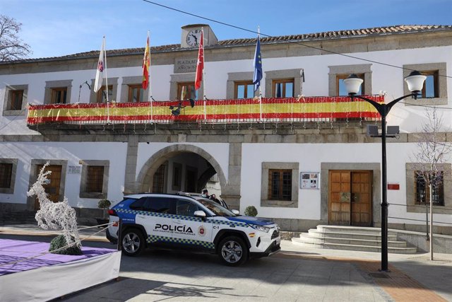Un vehículo de Policía y varios agentes en las inmediaciones del Ayuntamiento de San Martín de Valdeiglesias, a 15 de diciembre de 2021, en San Martín de Valdeiglesias, Madrid (España).