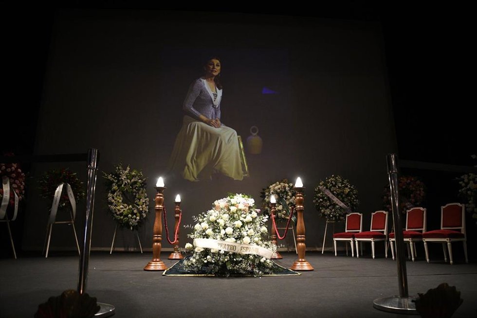 Vista general de la capilla ardiente de Verónica Forqué en el Teatro Español, a 15 de diciembre de 2021, en Madrid (España).