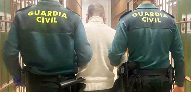Uno de los hombres detenidos por la Guardia Civil por robar y vender rejillas del alcantarillado público de Marratxí.