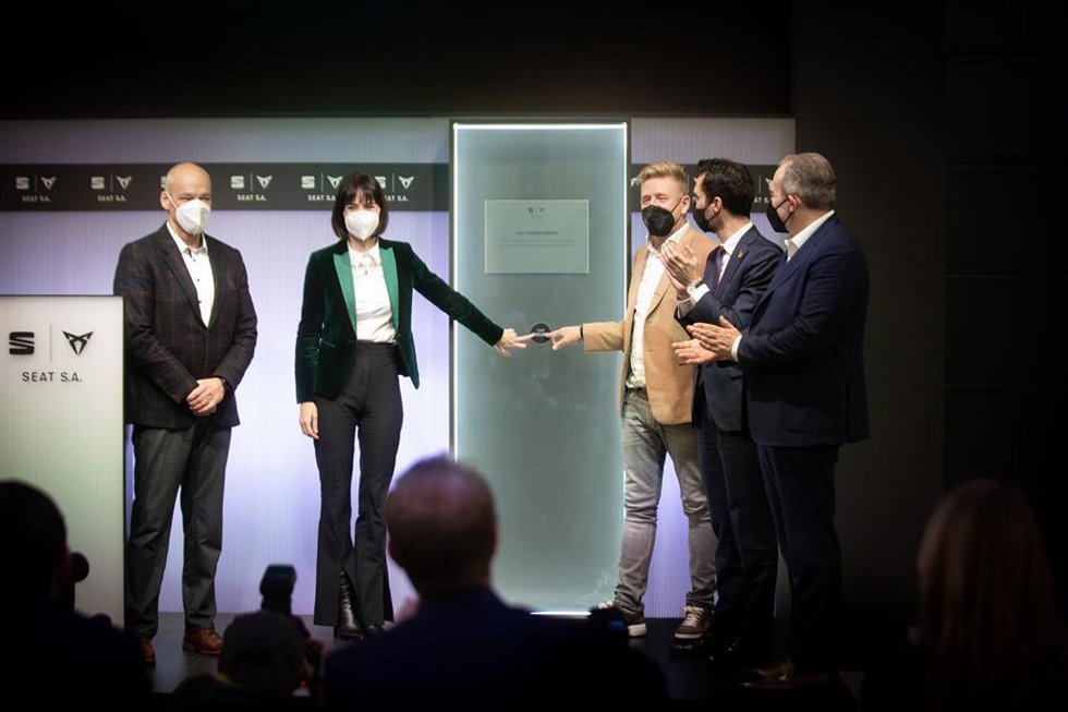 El vicepresidente de I+D de la compañía, Werner Tietz; la ministra de Ciencia e Innovación, Diana Morant; el presidente de Seat y Cupra, Wayne Griffiths, y el conseller de Empresa y Trabajo de la Generalitat, Roger Torrent, este miércoles