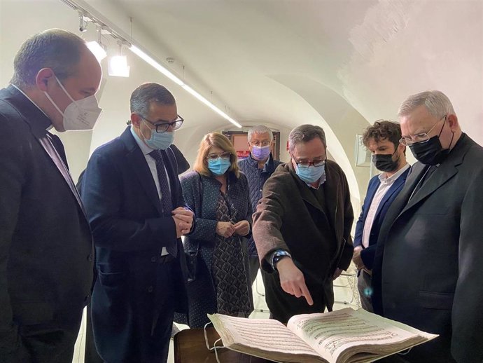 La consejera, María Isabel Campuzano, junto al rector de la UMU, José Luján, y el obispo de la Diócesis de Cartagena, José Manuel Lorca Planes, entre otros