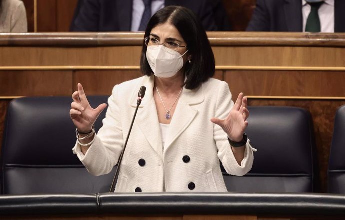 La ministra de Sanidad, Carolina Darias, interviene en una sesión plenaria celebrada en el Congreso de los Diputados, a 15 de diciembre de 2021, en Madrid, (España).