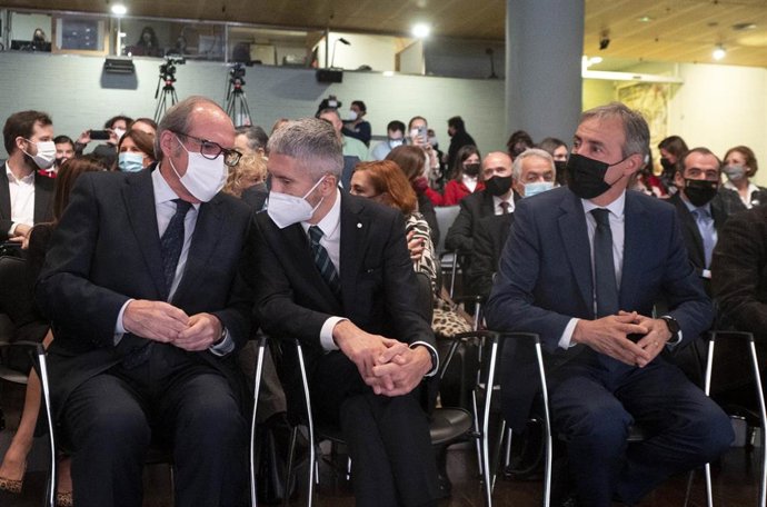 (I-D) El Defensor del Pueblo, Ángel Gabilondo; el ministro de Interior, Fernando Grande-Marlaska y el presidente de la Fundación Víctimas de Terrorismo, Tomás Caballero, en el acto de entrega de los premios Fundación Víctimas del Terrorismo 2021, en el 