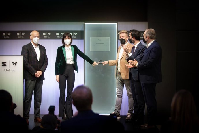 El vicepresidente de I+D de la compañía, Werner Tietz; la ministra de Ciencia e Innovación, Diana Morant; el presidente de Seat y Cupra, Wayne Griffiths, y el conseller de Empresa y Trabajo de la Generalitat, Roger Torrent, este miércoles