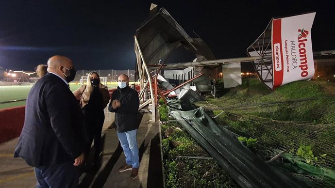 El presidente del PP de Palma, Jaime Martínez, durante su vista a los campos de fútbol del CD San Francisco y del Joventut Mallorca.