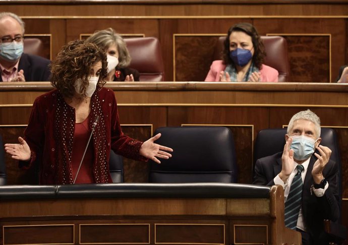 La ministra de Hacienda, María Jesús Montero, interviene en una sesión plenaria celebrada en el Congreso de los Diputados, a 15 de diciembre de 2021, en Madrid, (España). El pleno está marcado por el Debate sobre el estado de la Nación, así como sobre l