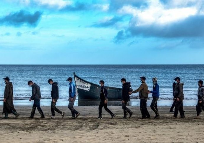 El Campus de Tarongers de la Universitat de Valncia (UV) acoge en su explanada una exposición del fotoperiodista Javier Bauluz, Premio Pulitzer, sobre los inmigrantes subsaharianos que, a través de la llamada ruta canaria, intentan llegar a Europa.
