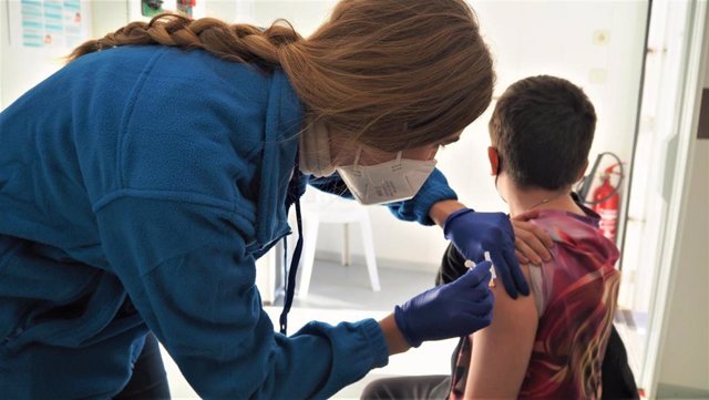 Vacunación contra el Covid-19 de un menor en el CEIP Guadalquivir de Córdoba en la primera jornada de administración de dosis a niños entre 9 y 11 años