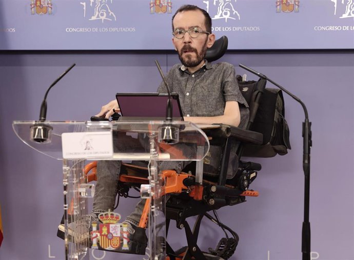 El portavoz de Unidas Podemos, Pablo Echenique, a su llegada a una rueda de prensa anterior a una Junta de Portavoces en el Congreso de los Diputados, a 14 de diciembre de 2021, en Madrid, (España).