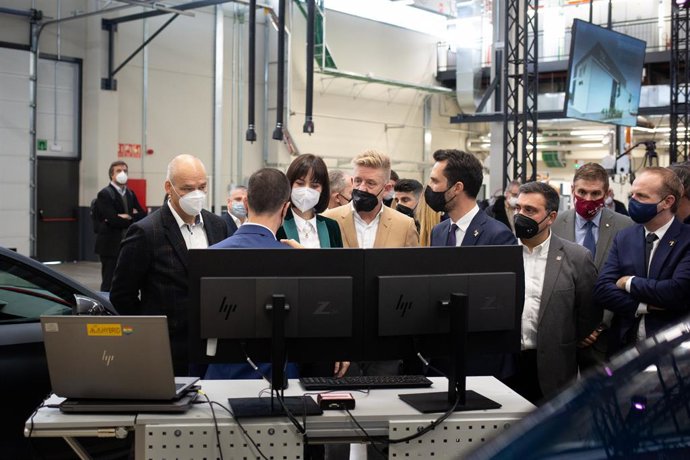 El vicepresident d'R+D de la companyia, Werner Tietz; la ministra de Cincia i Innovació, Diana Morant; el president de Seat i Cupra, Wayne Griffiths, i el conseller d'Empresa i Treball de la Generalitat, Roger Torrent