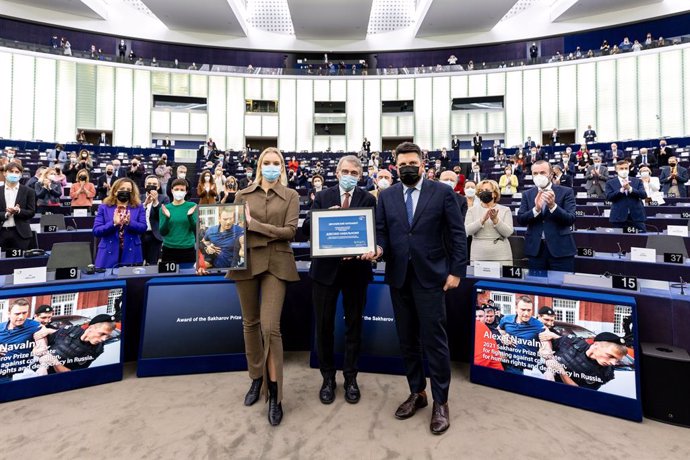 HANDOUT - 15 December 2021, France, Strasbourg: Daria Navalnaya (L), daughter of jailed Russian dissident Alexei Navalny, stands next European Parliament President David Sassoli (C)and Leonid Volkov, chief of staff for Alexei Navalny's campaign while h