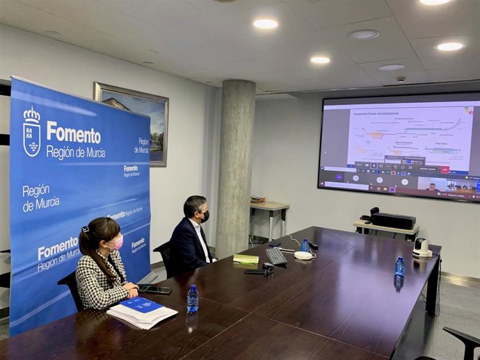 El secretario general de la Consejería de Fomento e Infraestructuras, Enrique Ujaldón, y la directora general de Movilidad y Litoral, Marina Munuera, durante la reunión de la Comisión Técnica de la Sociedad Murcia Alta Velocidad