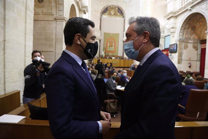 Juanma Moreno (i.) y Juan Espadas (d.) conversan en el Pleno del Parlamento tras la designacion del secretario general del PSOE-A como senador en representación de la comunidad, este miércoles