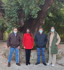 La delegada territorial de Turismo de la Junta en Málaga, Nuria Rodríguez,en una visita a Algatocín