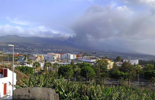 Archivo - Una gran nube de ceniza sobre el volcán de Cumbre Vieja