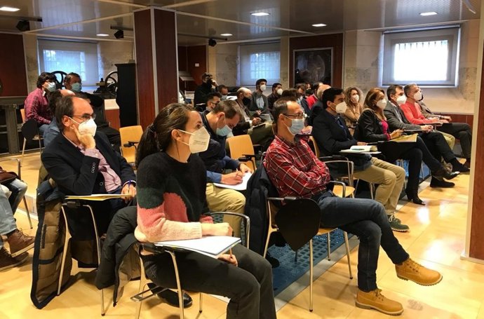 Imagen de la reunión de la jornada técnica organizada por la CHD.