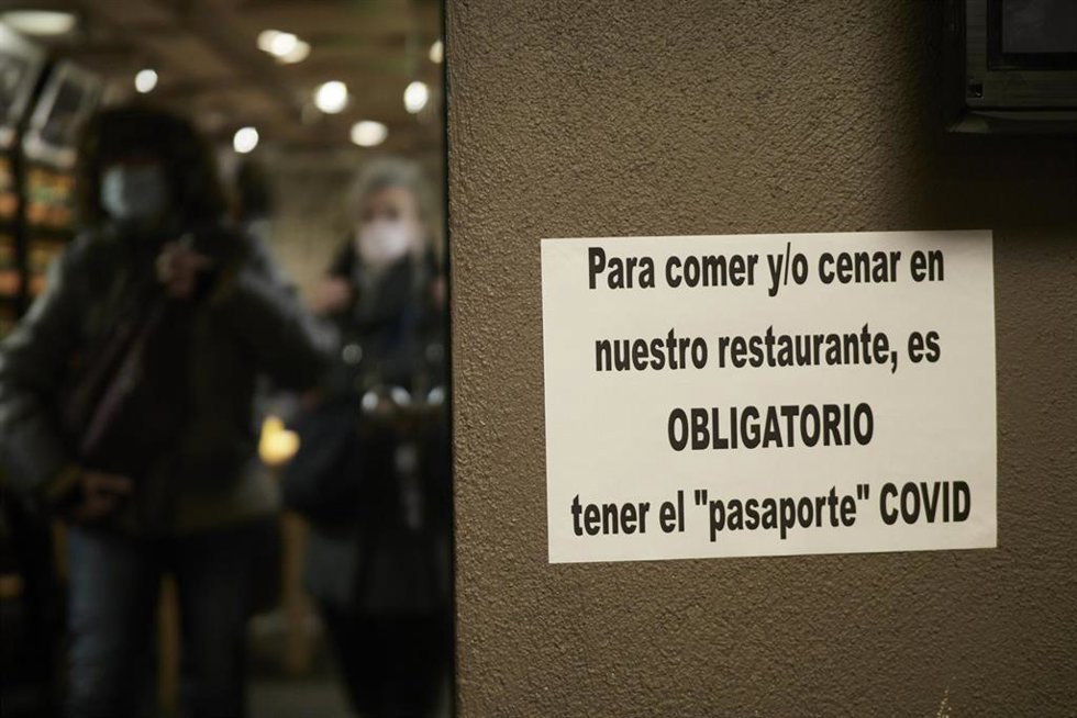 Cartel de un establecimiento de hostelería sobre el pasaporte Covid 