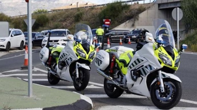 Archivo - Control de la Guardia Civil en una carretera de Tenerife
