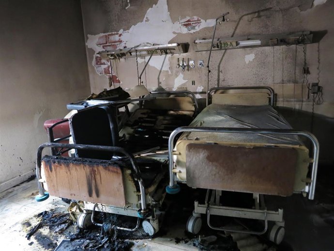 Estado en el que ha quedado la habitación del Hospital Royo Villanova de Zaragoza donde se ha originado un incendio.