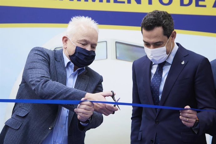 El CEO de Ryanair, Eddie Wilson, corta la cinta junto al presidente de la Junta, Juanma Moreno.