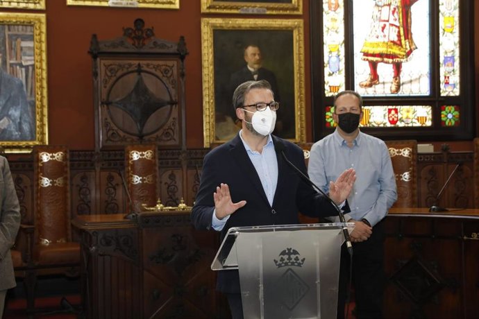 El alcalde de Palma, José Hila, durante el homenaje a los trabajadores de EMT.