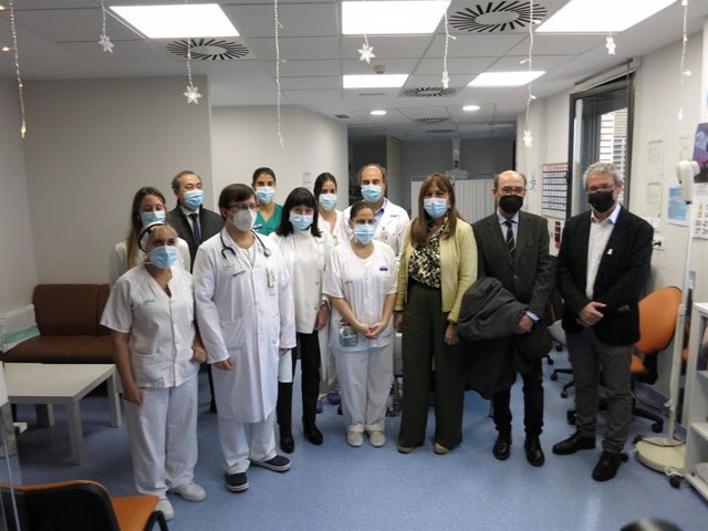 La consejera de Sanidad de Aragón, Sira Repollés, visita la Unidad de Ictus del Hospital Clínico Universitario 'Lozano Blesa' de Zaragoza.