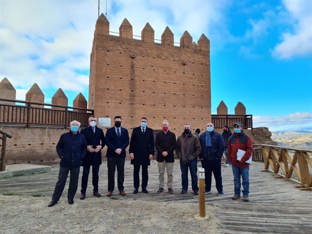 El delegado de Gobierno de Andalucía vista el castillo de Tabernas.