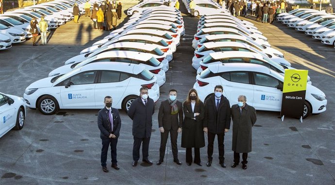 El conselleiro do Medio Rural, José González, entrega 120 vehiculos al personal de Medio Rural