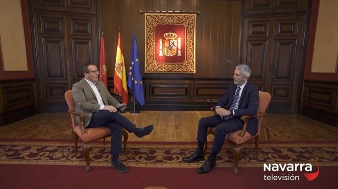 El ministro del Interior, Fernando Grande-Marlaska, en una entrevista con el periodista de Navarra Televisión Roberto Cámara.