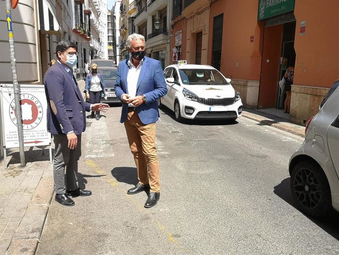 El portavoz de Cs en el Ayuntamiento de Sevilla, Álvaro Pimentel, con el concejal Miguel Ángel Aumesquet, en la calle Zaragoza.