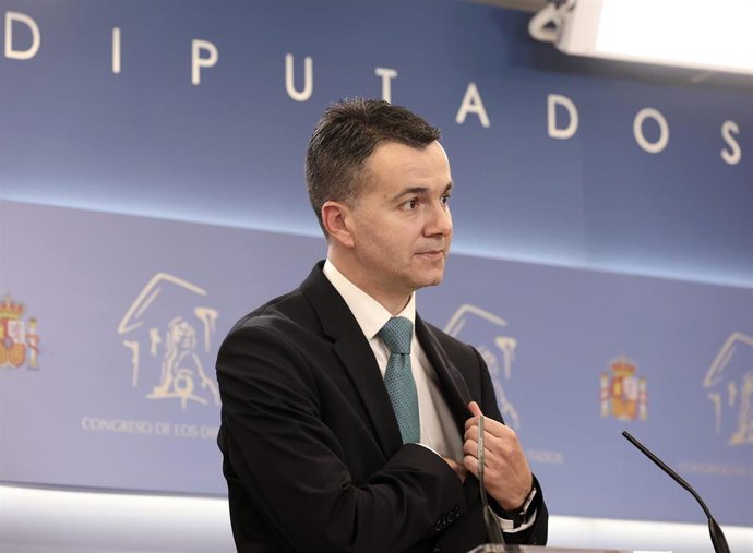 El portavoz del Grupo Parlamentario Socialista en el Congreso de los Diputados, Héctor Gómez, da una rueda de prensa al mismo tiempo que se celebra una sesión plenaria, en el Congreso de los Diputados, a 15 de diciembre de 2021, en Madrid, (España). 