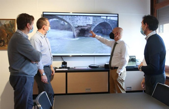 De izquierda a derecha, el director general de Obras Públicas e Infraestructuras, Pedro López; el jefe de la Sección de Explotación, Pablo González; el consejero de Cohesión Territorial, Bernardo Ciriza; y el jefe de la Sección de Conservación, Pedro So