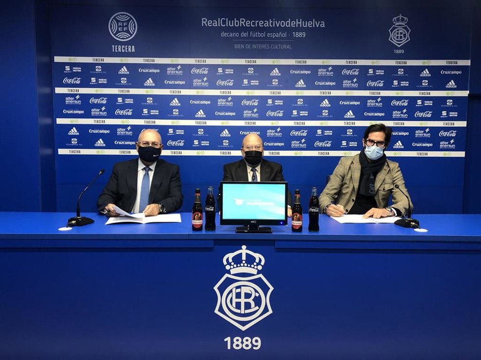 Firma del convenio entre la Fundación Atlantic Copper y el Real Club Recreativo de Huelva.