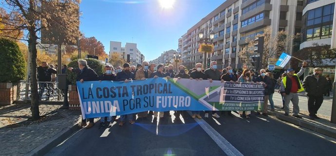 Manifestación por las calles de Granada convocada por la Plataforma para las Infraestructuras de la Costa Tropical de Granada.