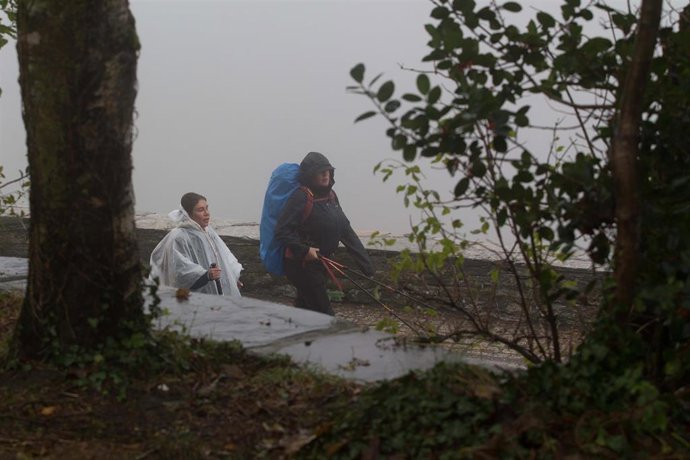 Archivo - Dos peregrinas llegan a O Cebreiro, Concello de Pedrafita do Cebreiro, Lugo, Galicia (España).