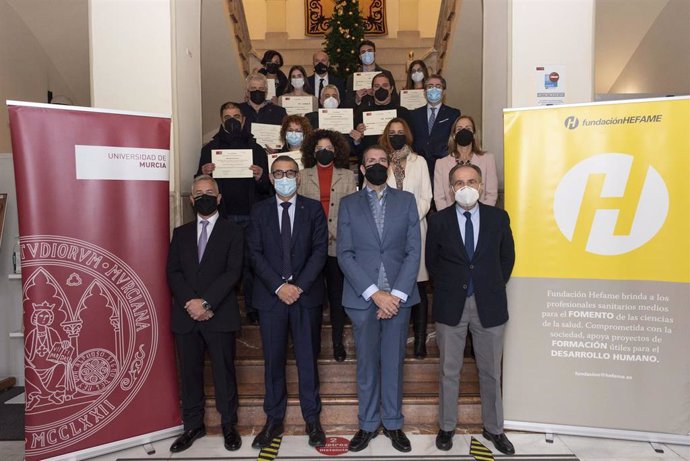 Fotografía de familia en el acto de entrega de los premios a los mejores trabajos fin de grado de la Cátedra Hefame