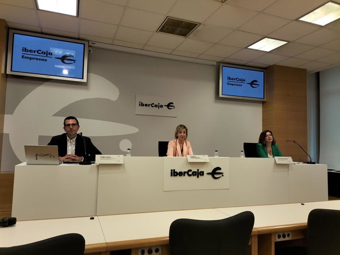 El jefe de Estrategia Comercial de Banca de Empresas de Ibercaja, Toño Ruiz. La directora de Banca de Empresas de la entidad, Teresa Fernández, y la jefa de Desarrollo de Negocio de Empresas, Cristina Mateo.