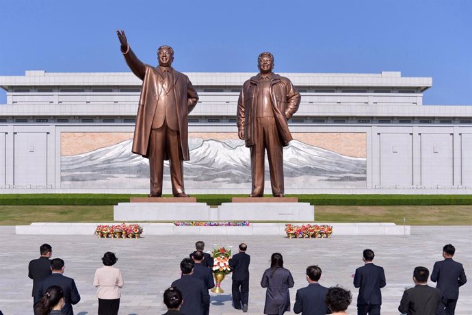 Archivo - 26 April 2021, North Korea, Pyongyang: North Koreans offer flowers in front of the statues of late North Korea founder Kim Il-sung and his late son Kim Jong-il in Pyongyang on the occasion of the 89th founding anniversary of the Korean People'