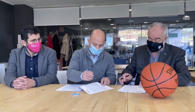 Firma del convenio entre la Federación de Baloncesto de Castilla y Léon y la Fundación Intras.