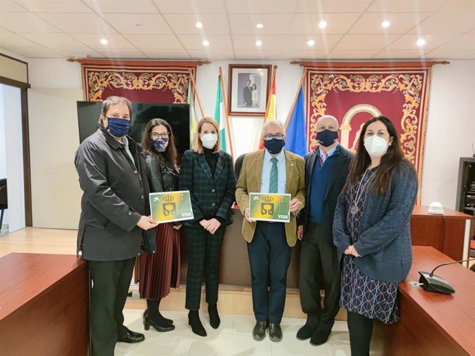 Presentación de la tarjeta prepago del Ayuntamiento de Bormujos y Caixabank para repartir ayudas sociales