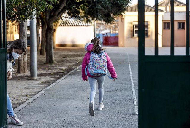 Una niña entra en un colegio de València el día de inicio de la vacunación a menores de 12 años. 