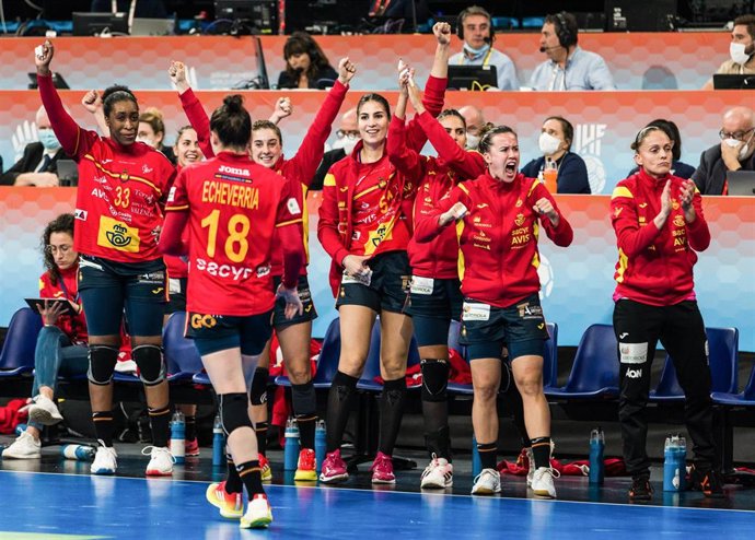Las jugadoras de la selección española celebran un gol durante el partido ante Alemania de los cuartos de final del Mundial de Balonmano de España 