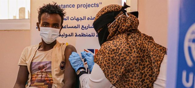 Un migrante etíope en Yemen recibe la vacuna contra la COVID-19 n una instalación de la Organización Internacional para las Migraciones (OIM).