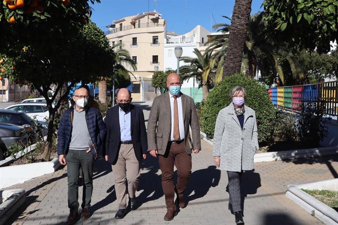Cubero y Ruiz (centro), durante la visita a Doña Mencía.