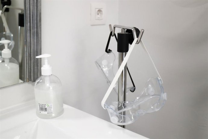 Archivo - Detalle de un bote de gel desinfectante de unas gafas de protección del COVID-19 en una de las estancias del Centro de Mayores Vitalia Canillejas, la primera Residencia de cuidados COVID para personas mayores, habilitada por la Comunidad de Ma