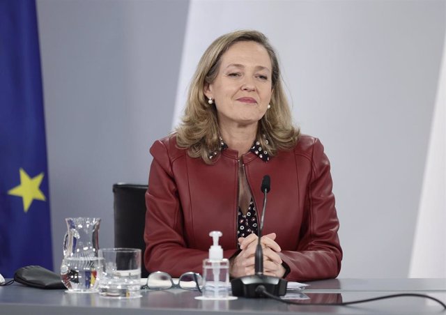 La vicepresidenta primera y ministra de Asuntos Económicos, Nadia Calviño, comparece en una rueda de prensa posterior a una reunión del Consejo de Ministros, en el complejo de la Moncloa, a 10 de diciembre de 2021, en Madrid (España).