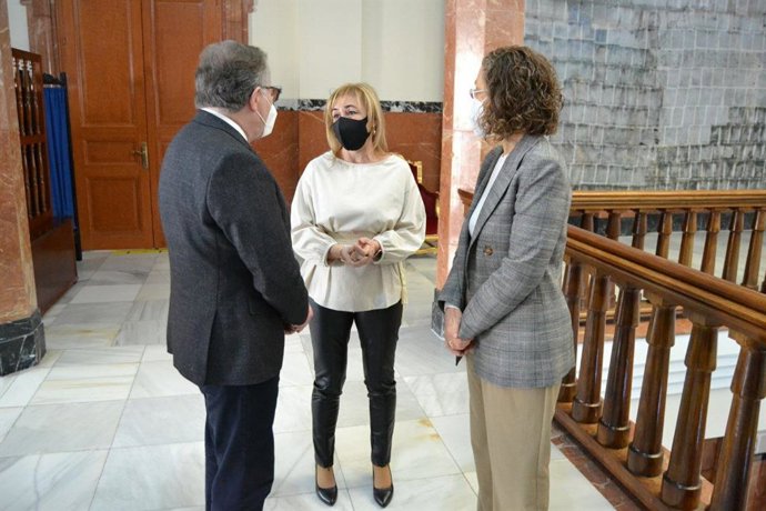 La consejera de Salud Pública de Melilla, Francisca Maeso, en el centro de la imagen