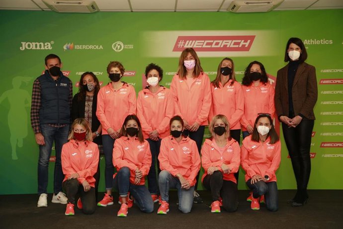 Foto de familia con las coordinadoras del program WeCoach de la RFEA y Universo Mujer